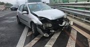 Warszawa: Auto uderzyło w barierki na zjeździe z Trasy Siekierkowskiej. Dwójka dzieci w karetce