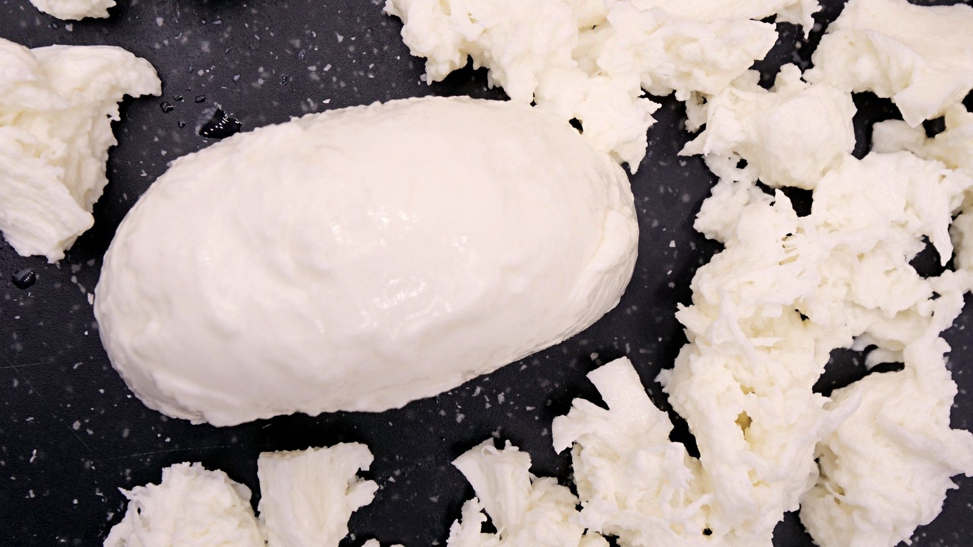 Mozzarella to jeden z najpopularniejszych serów