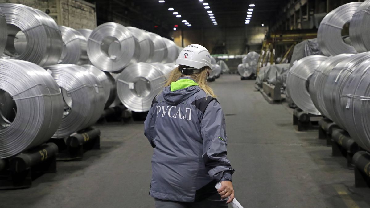  Russian green energy company holds controlling stake in one of world's largest aluminum producers
epa10210293 A woman works at the Irkutsk Aluminum Plant, part of the En+ Group, in Shelekhov, Russia, 27 September 2022. Green energy and metals company En+ Group, owned by Russian billionaire and industrialist Oleg Deripaska, holds a controlling stake in Rusal, one of the largest aluminum producers in the world.  EPA/MAXIM SHIPENKOV 
Dostawca: PAP/EPA.
MAXIM SHIPENKOV