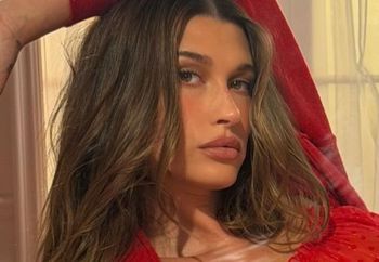 Hailey Bieber już je nosi. Leginsy w wersji carpi to nadchodzący trend