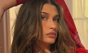 Hailey Bieber już je nosi. Leginsy w wersji carpi to nadchodzący trend