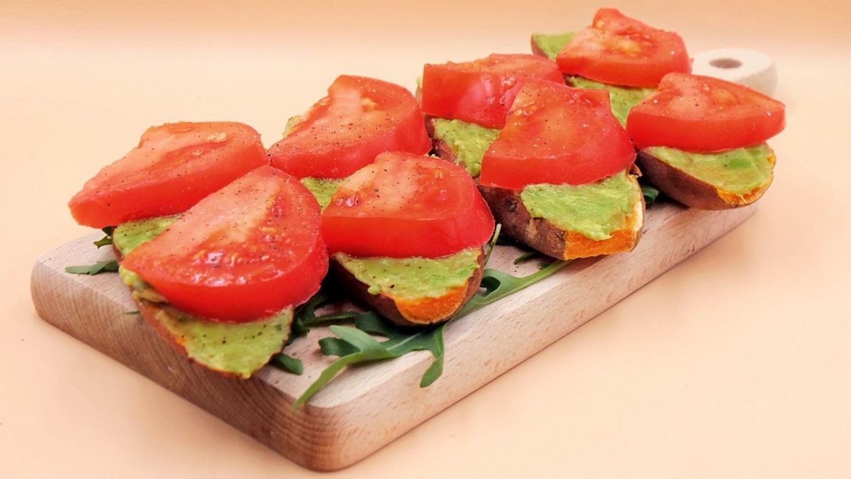 Na tostach ułóż plasterki pomidora.