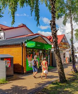 Żabka na wakacje. Otwiera 124 sklepy sezonowe. Znamy lokalizacje