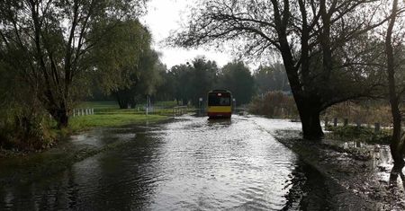 Wrocław. Ul. Starodworska zalana. Została zamknięta dla kierowców
