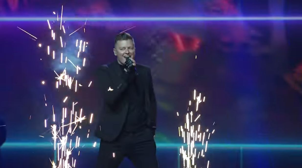 Próba na scenie Rafała Brzozowskiego przed występem w konkursie Eurowizji