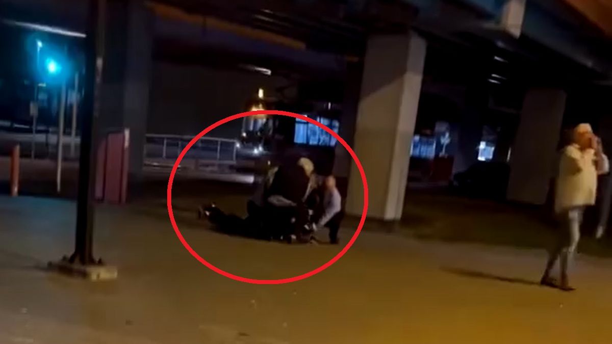 Pracownicy MPK powstrzymują napastnika z maczetą