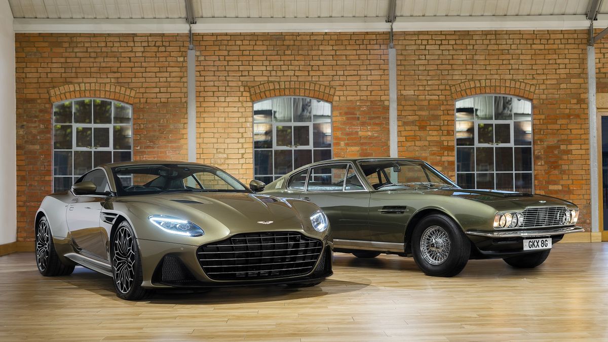 Aston Martin DBS Superleggera w specjalnej edycji "On Her Majesty's Secret Service" obok modelu DBS z 1969 roku, którym był inspirowany (fot. Aston Martin)