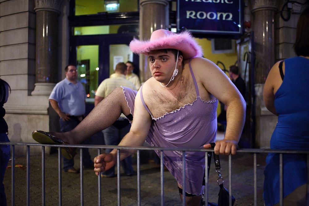 © Maciej Dakowicz, Różowy kapelusz / Pink Hat, z serii Cardiff po zmroku / from the series Cardiff After Dark, 2006. Materiały prasowe wystawy „Street Photography Now. Fotografia uliczna tu i  teraz”