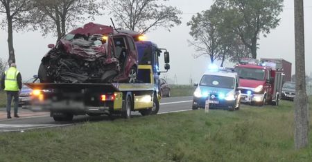 Dwie osoby zginęły w wypadku w okolicach Nakła nad Notecią. Osobówka zderzyła się z ciężarówką
