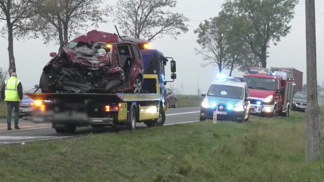 Dwie osoby zginęły w wypadku w okolicach Nakła nad Notecią. Osobówka zderzyła się z ciężarówką