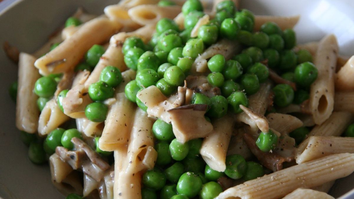 Zielony groszek z przyprawami w puszce (produkt i płyn)