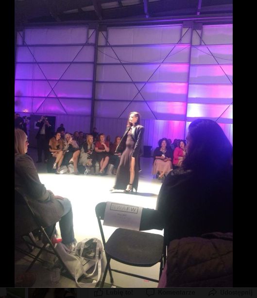 Na pokazie widać jak wygląda brzuch dziewczyny podczas wzdęć