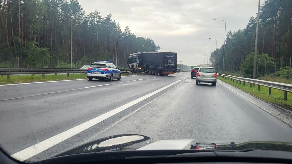 TIR wjechał w barierki.