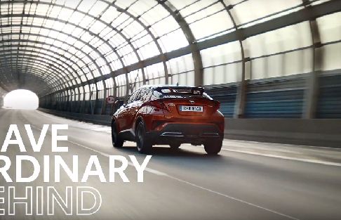 Toyota CHR z nową kampanią. Spot nagrano w Warszawie