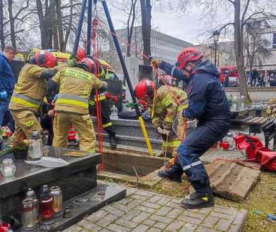 Dramatyczna akcja służb ratunkowych na cmentarzu. Z grobu wyciągano mężczyznę