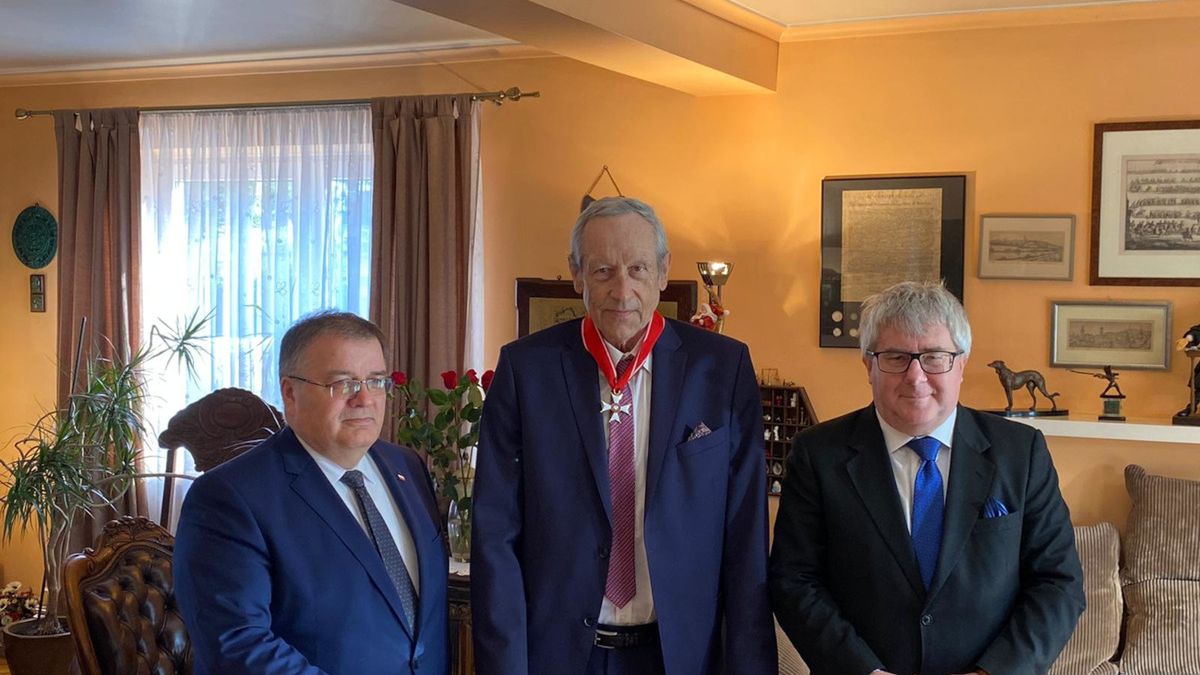 Twitter / Ryszard Czarnecki  / Tomasz Wójtowicz został odznaczony przez prezydenta RP Andrzeja Dudę Krzyżem Komandorskim Orderu Odrodzenia Polski