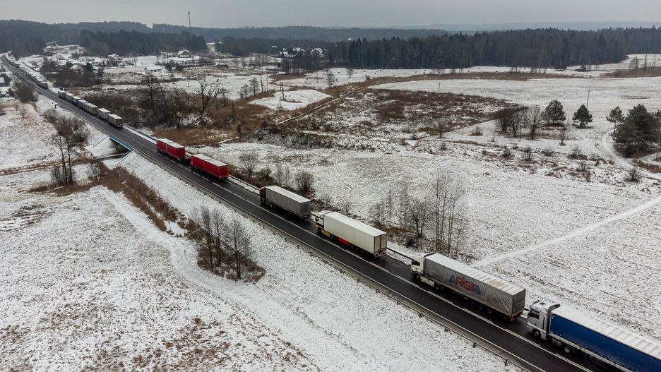Kolejka TIR�w przed przej?ciem granicznym w Bobrownikach24-12-2021 BIALYSTOK KOLEJKA TIR W OKOLICY KROLOWY MOST W KIERUNKU PRZEJSCIE GRANICZNE BOBROWNIKI FOT. WOJCIECH WOJTKIELEWICZ / KURIER PORANNY GAZETA WSPOLCZESNA / POLSKA PRESS