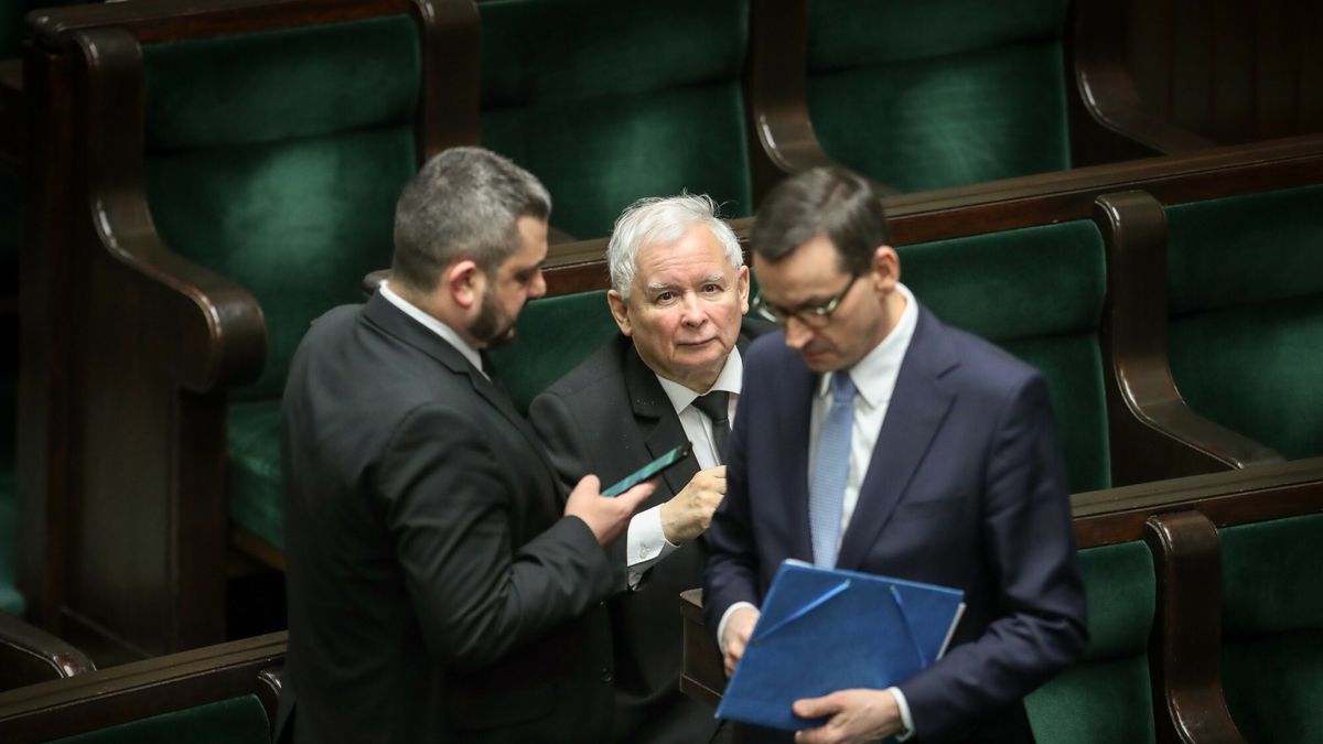 Specjalne 9. posiedzenie Sejmu
06.04.2020 Warszawa Sejm 9. specjalne posiedzenie Sejmu IX kadencji   Fot. Andrzej Iwanczuk/REPORTER
n/z: Krzysztof Sobolewski, Jaroslaw Kaczynski, Mateusz Morawiecki
Andrzej Iwanczuk/REPORTER