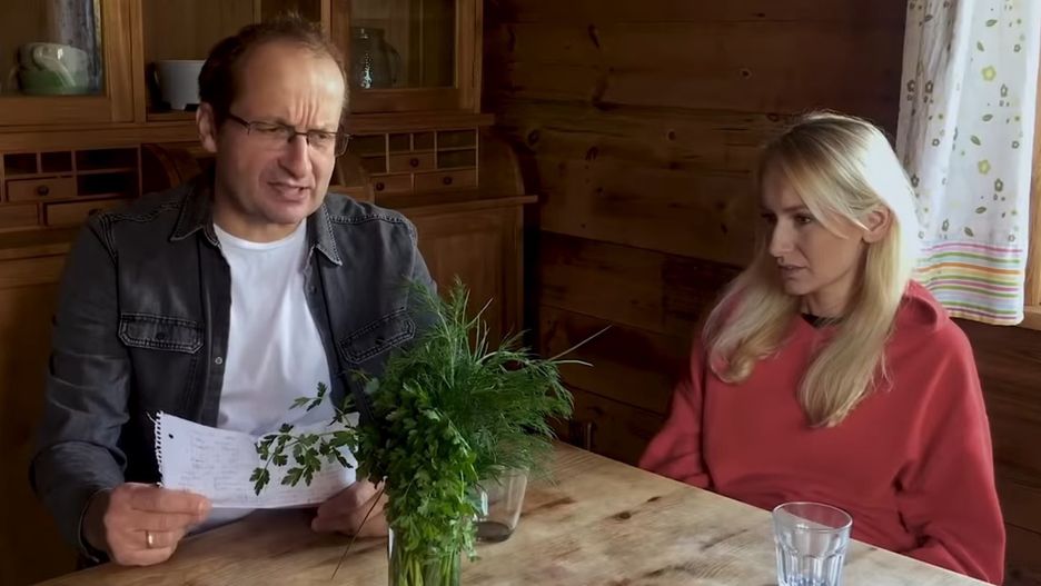 Kadr z serialu "Państwo z kartonu"