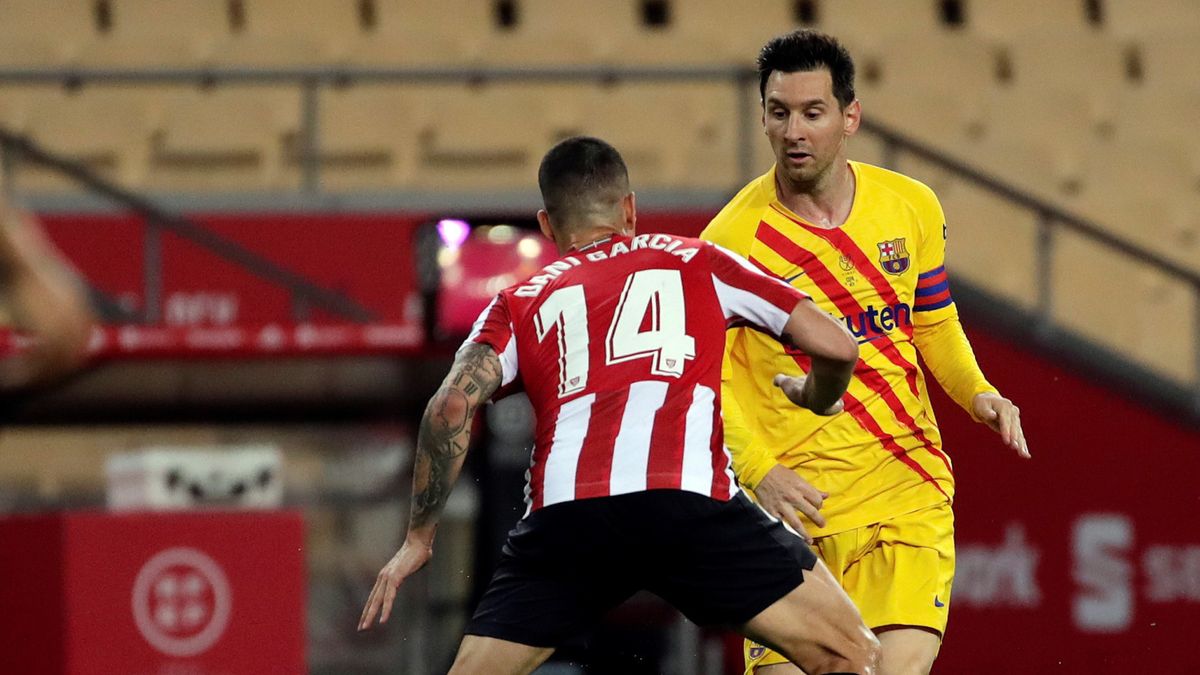 PAP/EPA / Julio Munoz / Na zdjęciu od prawej: Lionel Messi