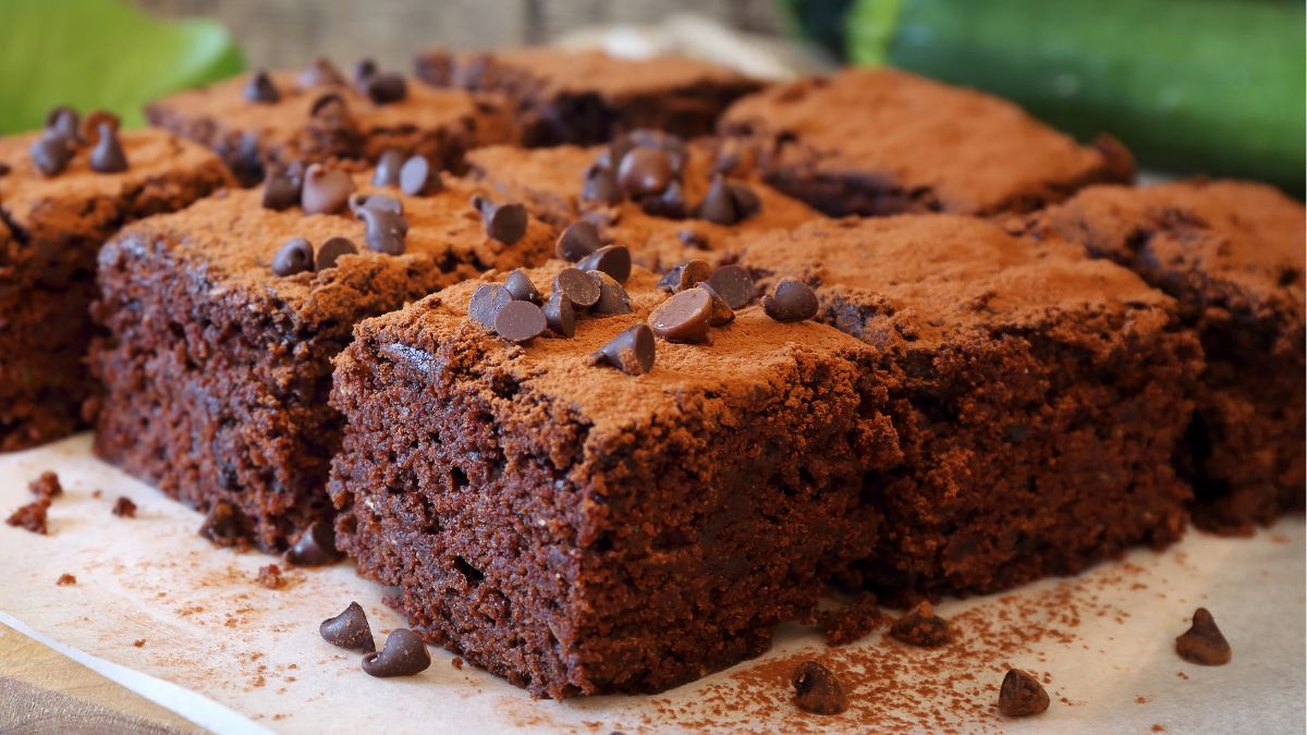 Brownie z cukinią wychodzi bardziej wilgotne niż klasyczne