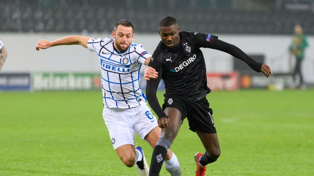 Getty Images / Alex Gottschalk / Na zdjęciu: Stefan De Vrij (z lewej) i Marcus Thuram (z prawej)