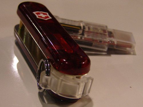 Scyzoryk z 32GB pamięci i Bluetooth od Victorinox 3