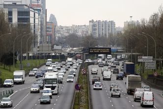 Smog w paryżu. Od północy koniec ograniczeń w ruchu drogowym