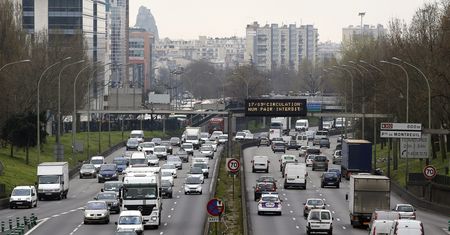 Smog w paryżu. Od północy koniec ograniczeń w ruchu drogowym