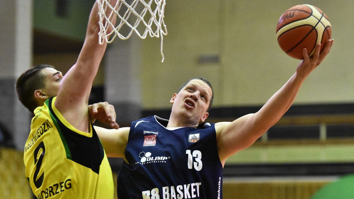 Jakub Dłuski w barwach R8 Basket Kraków