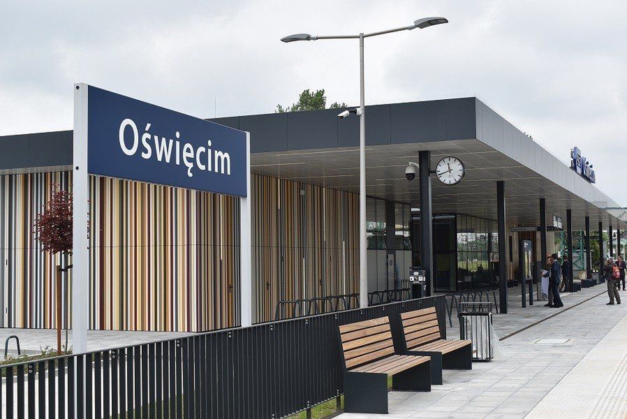 Oświęcimski dworzec kolejowy po remoncie prezentuje się okazale. Przez Oświęcim kursują pociągi lokalne i dalekobieżne