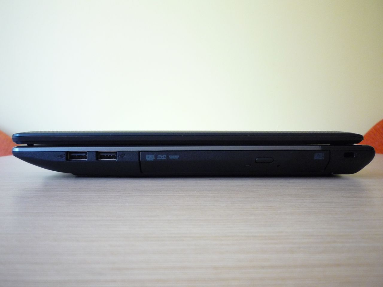 Acer Aspire 5560G - ścianka prawa (od lewej: 2 x USB 2.0, tacka napędu, gniazdo Kensington Lock)