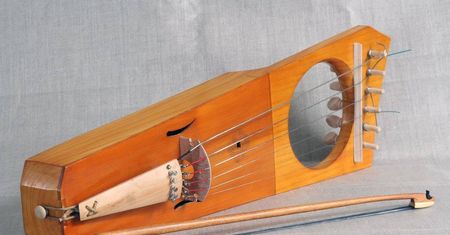Gęśle sprzed 800 lat znów zagrały. Lutnik odtworzył instrument