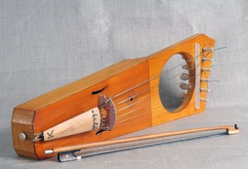 Gęśle sprzed 800 lat znów zagrały. Lutnik odtworzył instrument