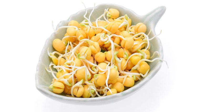 Surowe kiełki grochu