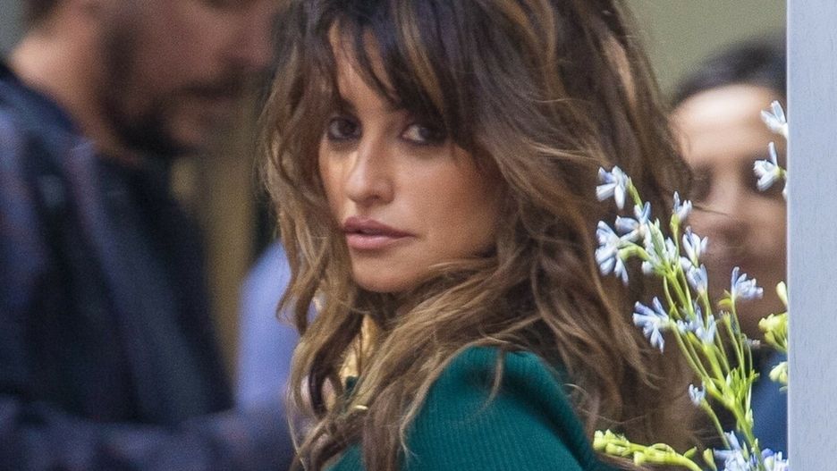 Penelope Cruz wskoczyła w zieloną mini 