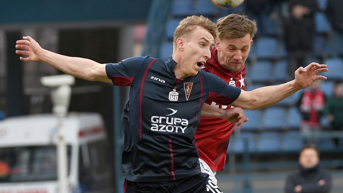 PAP / Jacek Bednarczyk / Na zdjęciu: piłkarz Wisły Kraków Łukasz Burliga (z prawej) i Adam Buksa (z lewej) z Pogoni Szczecin