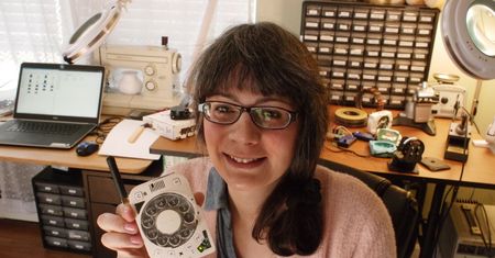 Telefon komórkowy z tarczą. Rotary Un-Smartphone to zaprzeczenie smartfona