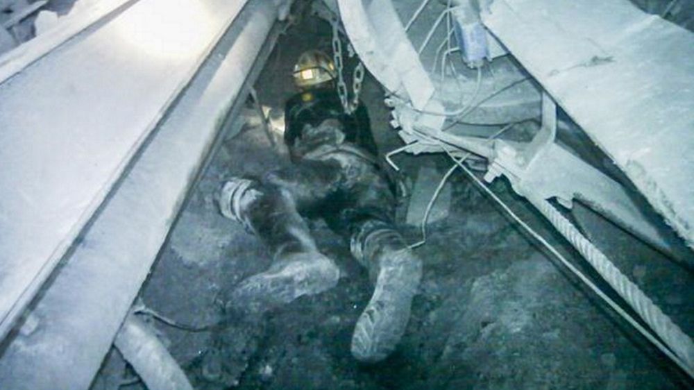 Zdjęcie okładkowe artykułu: Materiały prasowe / jsw.pl / Na zdjęciu: Ratownik w trakcie akcji w kopalni 
