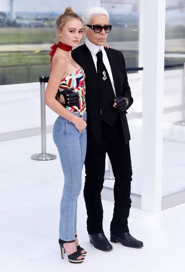 Lily-Rose Depp i Karl Lagerfeld na pokazie Chanel wiosna-lato 2016 (fot. East News)