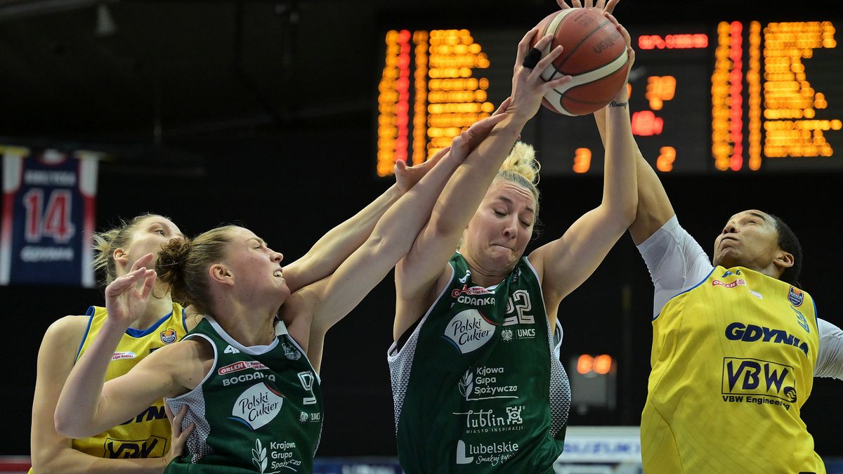 PAP / Adam Warżawa / O piłkę walczą Mikayla Cowling, Laura Miskiniene i Kylee Shook