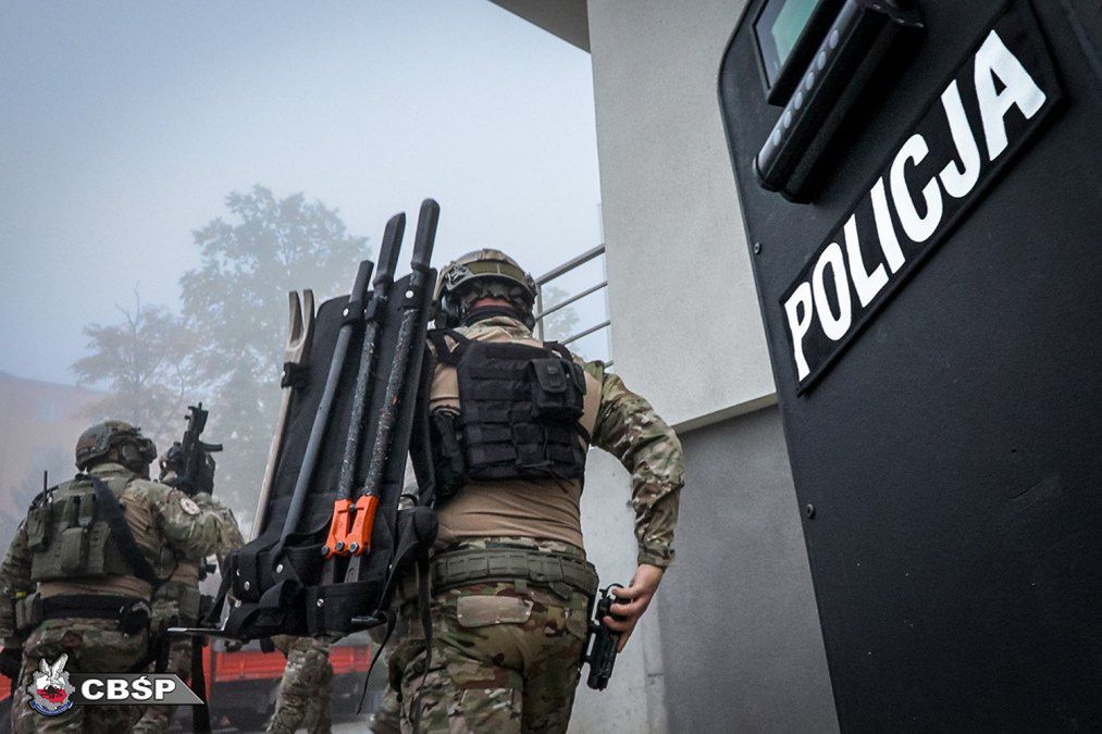 Polacy coraz mniej ufają policji