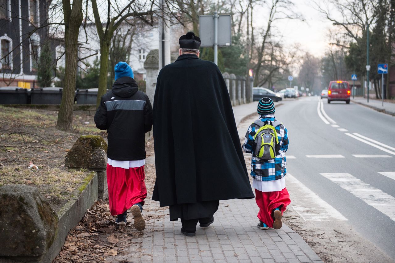 Hojni Polacy? Wiemy, ile chcą dać księdzu "do koperty"