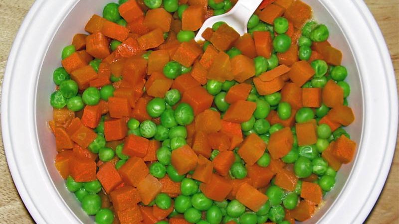 Marchewka z groszkiem w puszce (produkt i płyn)