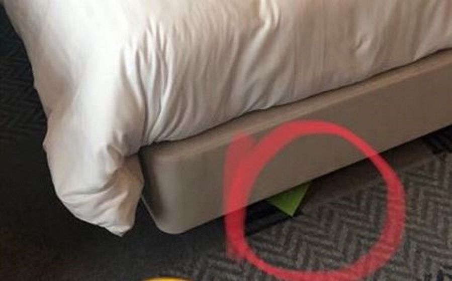 Wyciągnął "śmieć" spod hotelowego łóżka. A tam zaskoczenie