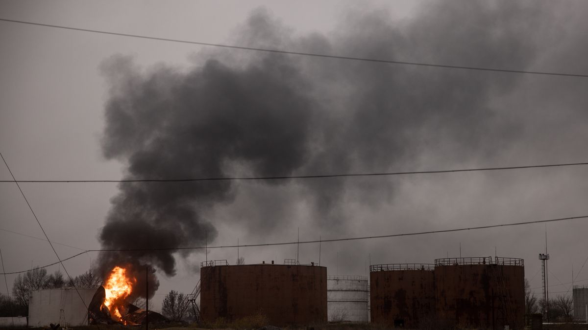 Uderzenia w rafinerie i składy paliw mają osłabiać potencjał Rosji