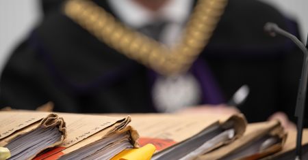 Skrępował i skatował własnego ojca. 42-latek przed sądem w Gdańsku