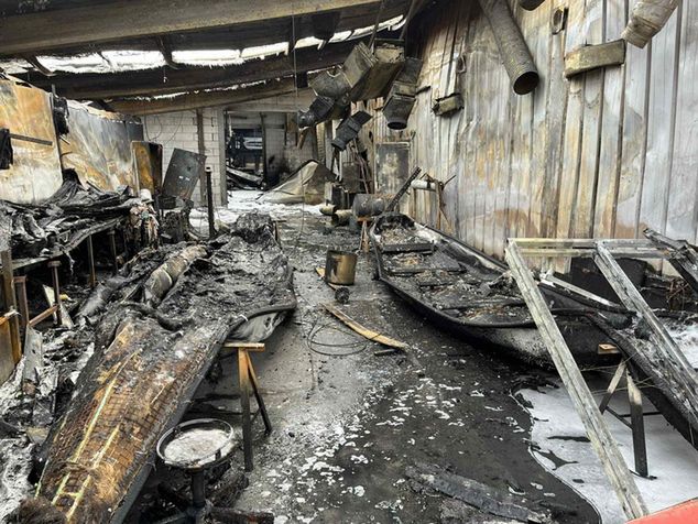 Spalone łodzie w środku hali