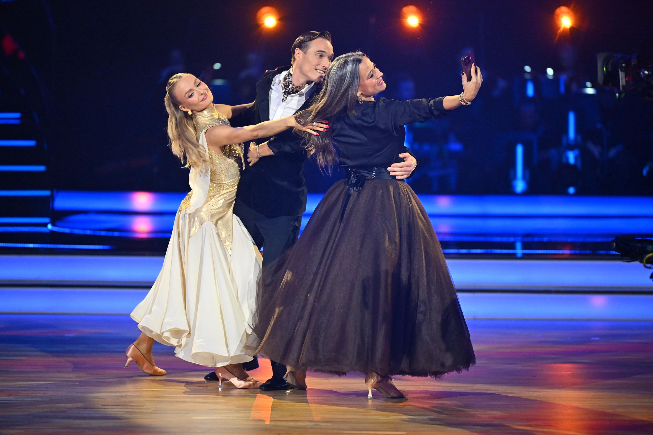 Maurycy Popiel, Anna Mucha i Sara Janicka