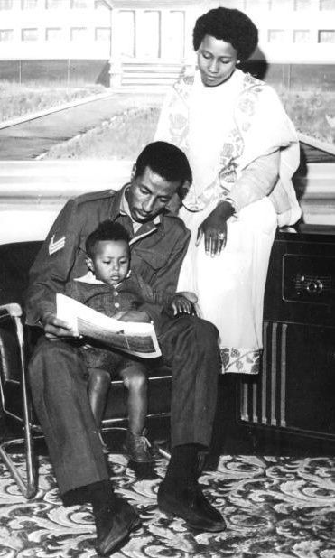 Abebe Bikila z synem fot. domena publiczna